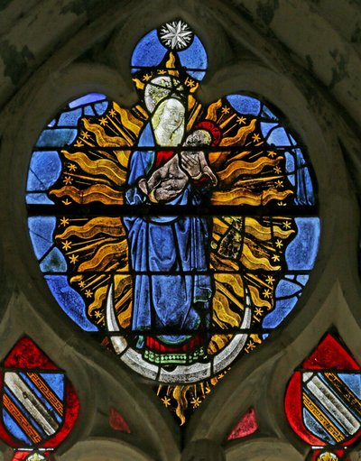 Гэгээн Жонны Илчлэлт номноос наран хувцас өмссөн, хөл дор нь сартай эмэгтэйг дүрсэлсэн цонх autorstwa French School